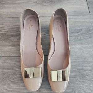 Kate Spade Dijon Bow pump in nudes patent; size 10 1/2